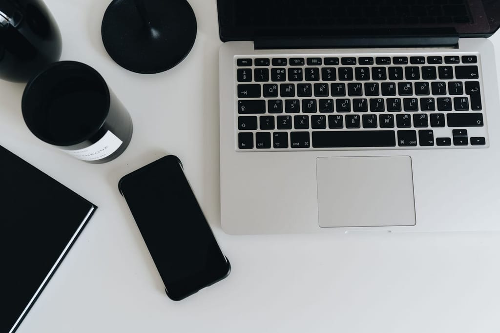 Boost 2U Axid: un portátil abierto sobre un escritorio