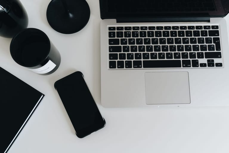 Boost 2U Axid: un portátil abierto sobre un escritorio