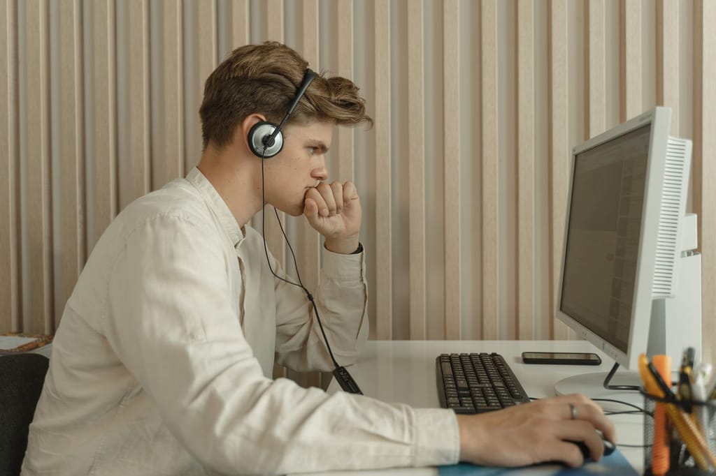 Stake Lispro 0.7: un analista ante dos monitores